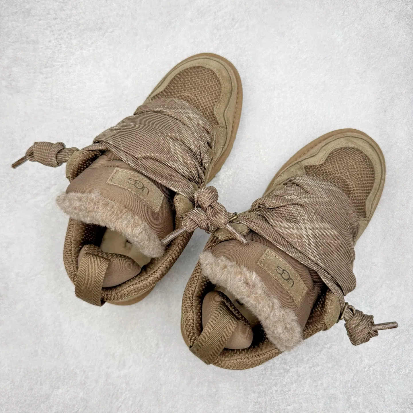 Pick up locally💰640 UGG 4032 Meyer autumn and winter sheepskin and fur integrated snow boots. All shoes are made of ZP from the same factory. Longfeng A-grade Australian imported sheepskin and fur integrated. Men's and women's boots brand OEM production line fully follows the ZP process. OEM original pattern maker adheres to the principle of no original shoes and no development selection. Pay attention to every detail. The most authentic version on the market TREADLITE "Light Wing" technology outsole Lightweight/durable/flexible/pile size: 35 36 37 38 39 40 41 42 43 44 45 Coding: by3936030